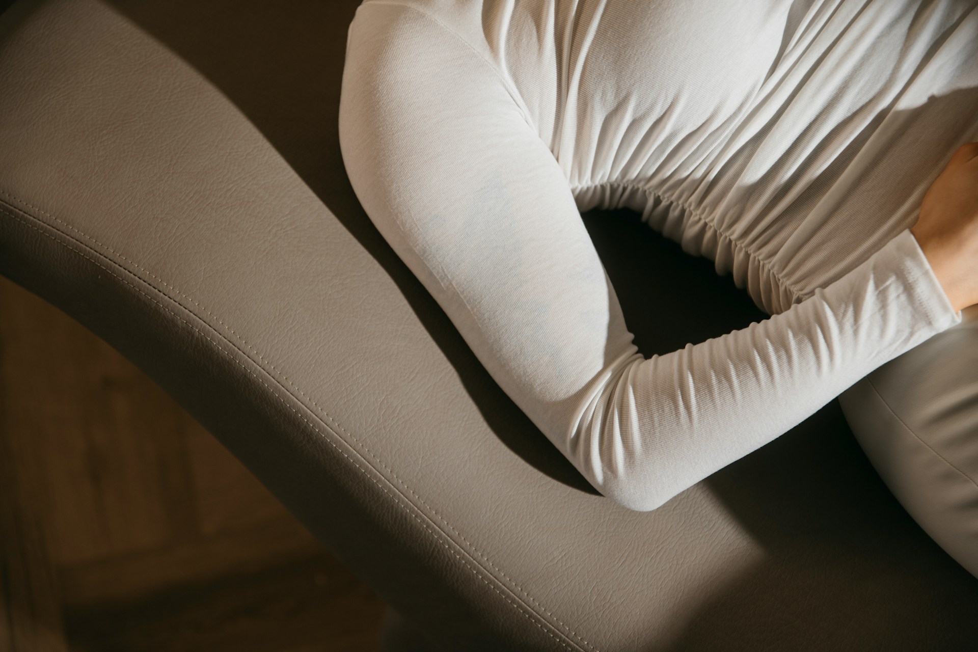 Personne installée confortablement dans un fauteuil, en séance d'accompagnement