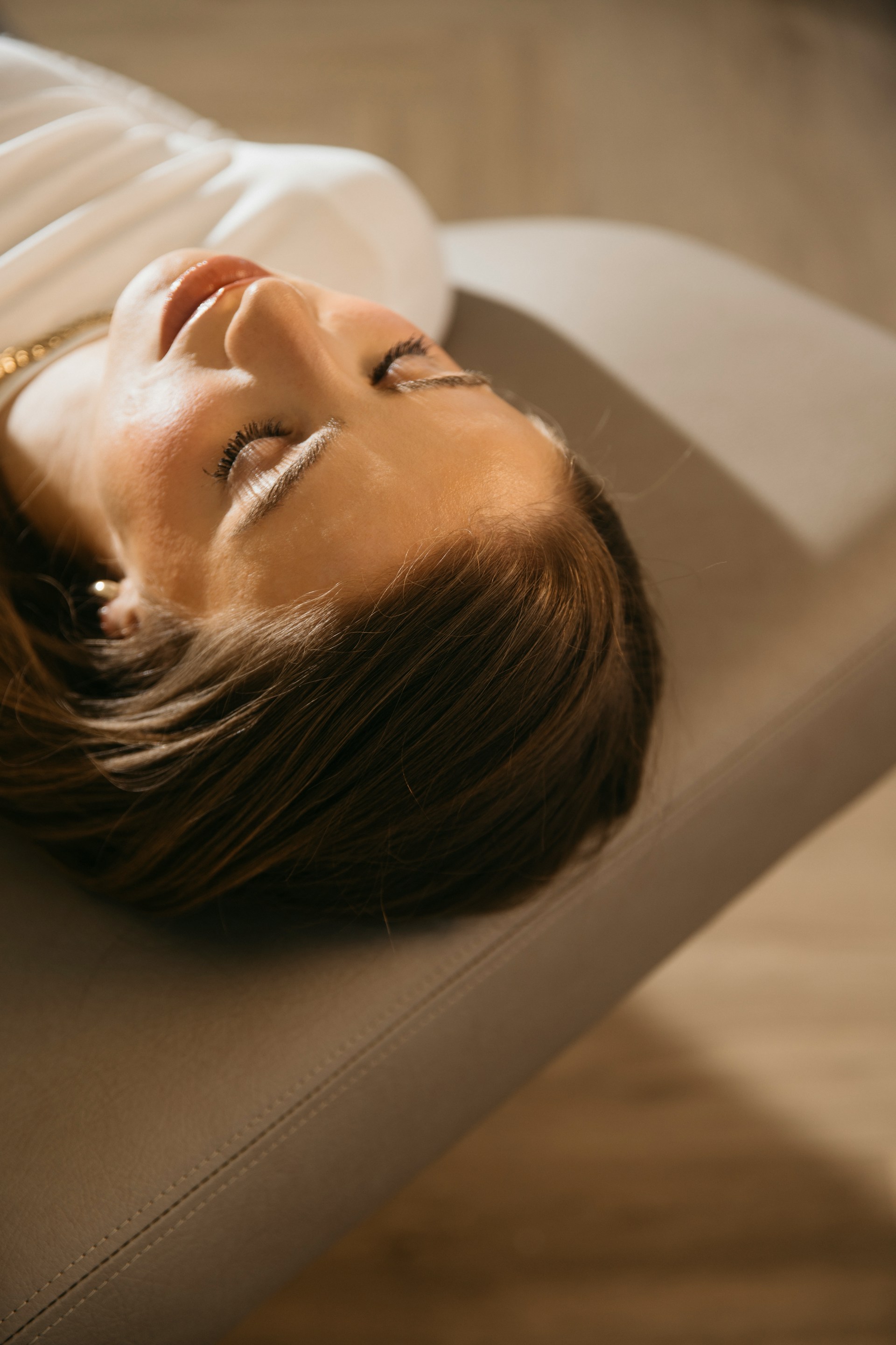Personne allongée, yeux fermés, détendue pendant une séance d'hypnose